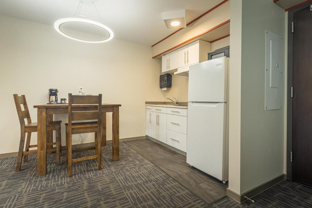 Quality Inn Sunshine Suites Terrace Bagian luar foto