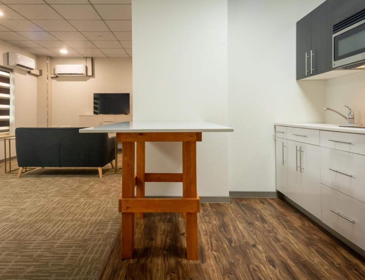 Quality Inn Sunshine Suites Terrace Bagian luar foto