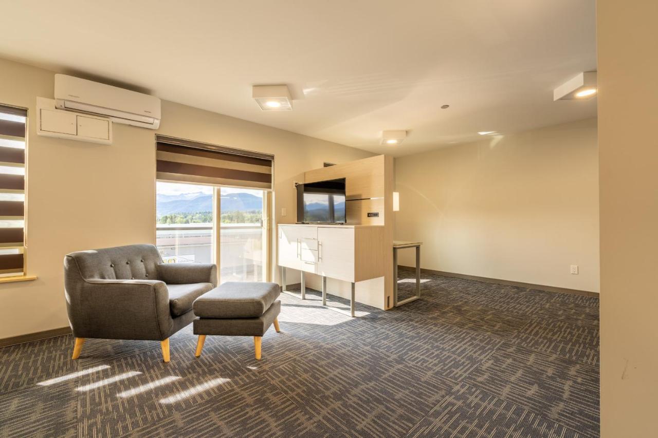 Quality Inn Sunshine Suites Terrace Bagian luar foto