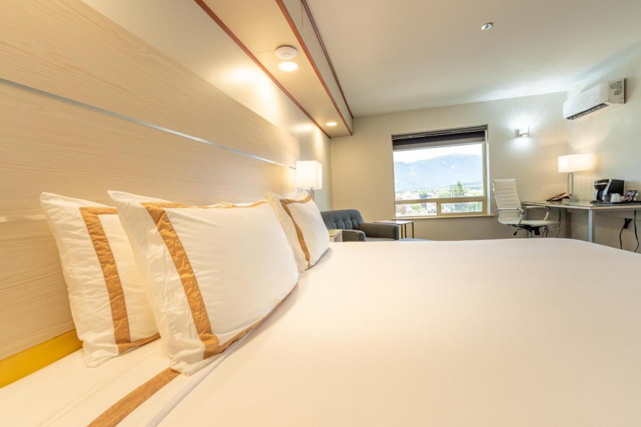 Quality Inn Sunshine Suites Terrace Bagian luar foto