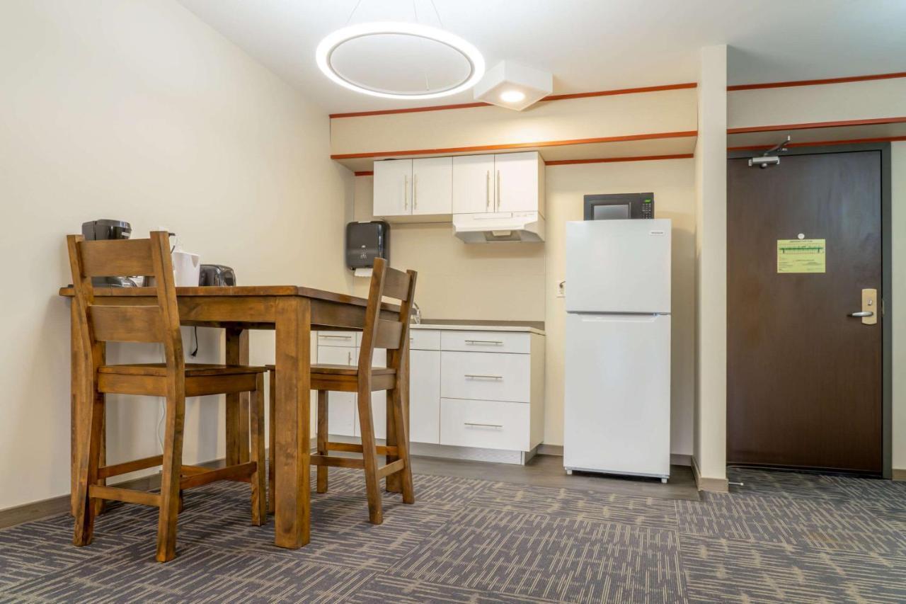 Quality Inn Sunshine Suites Terrace Bagian luar foto