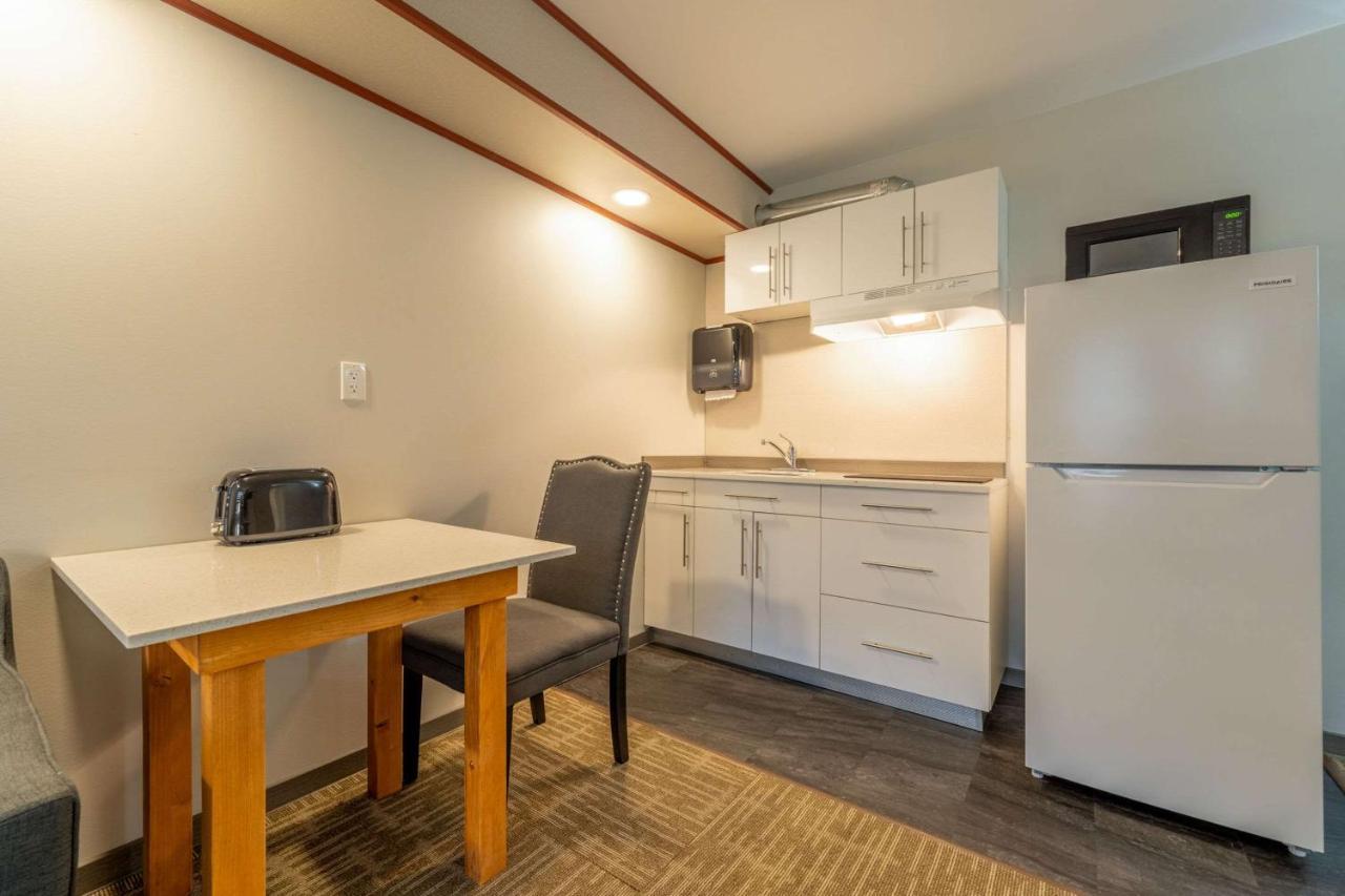 Quality Inn Sunshine Suites Terrace Bagian luar foto